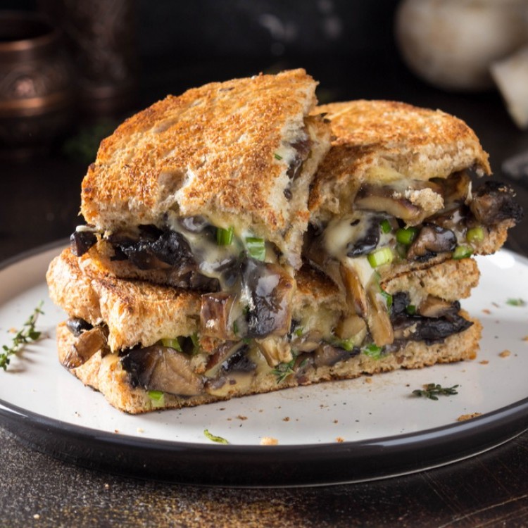 ساندويش الفطر بالجبن والبصل للسحور