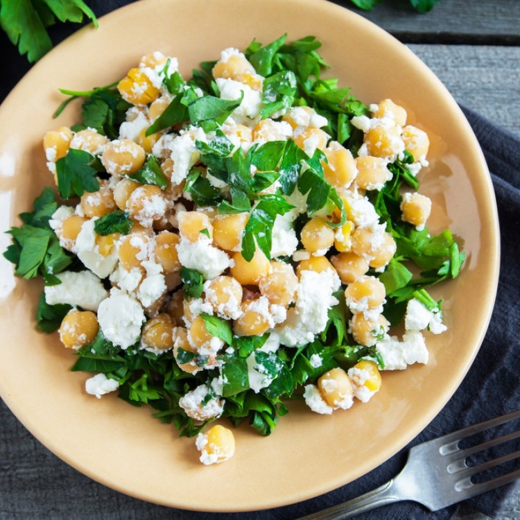 سلطة السبانخ مع جبن الفيتا