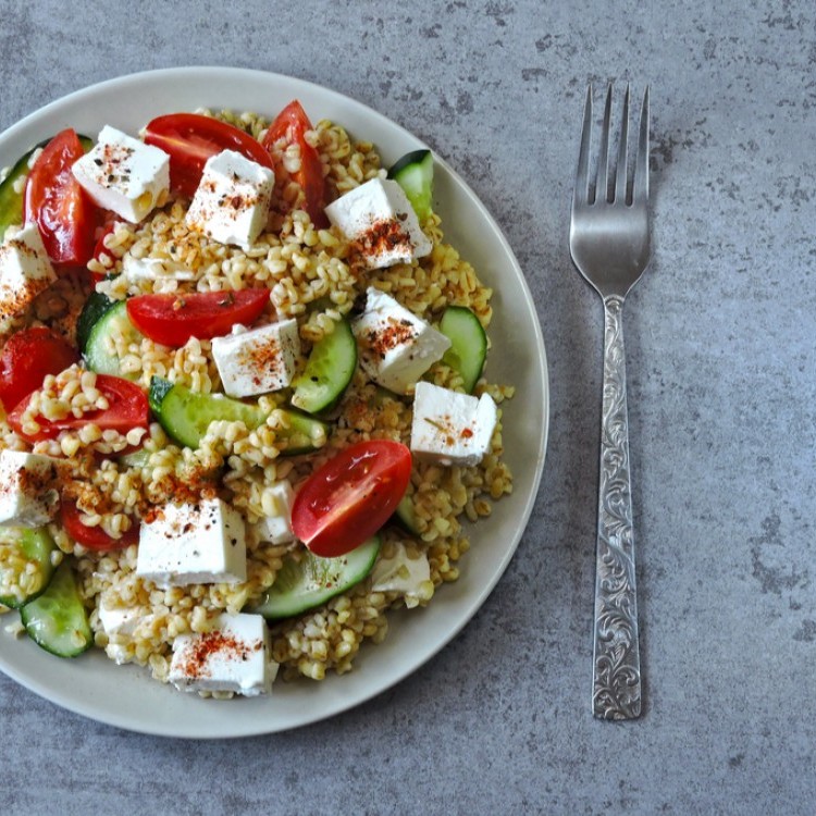 b6e1b3a5745f7dee1cb13c4b2834bad6_w750_h750 سلطة البرغل مع الخضار وجبن الفيتا