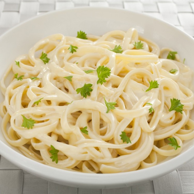 مكرونة بالصوص الأبيض