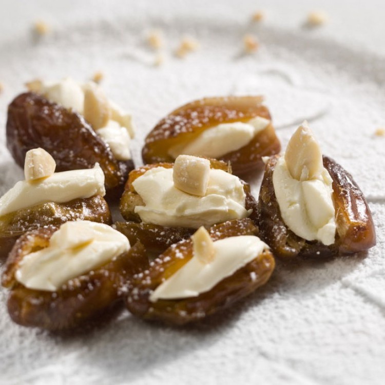 تمر محشو بالجبن الكريمي