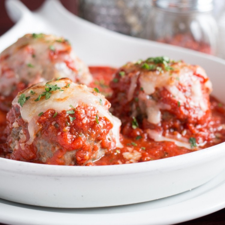 كرات اللحم المحشية بجبن الموزريلا