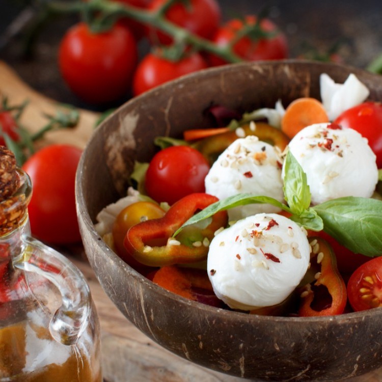 سلطة اللبنة مع الطماطم والأوريغانو