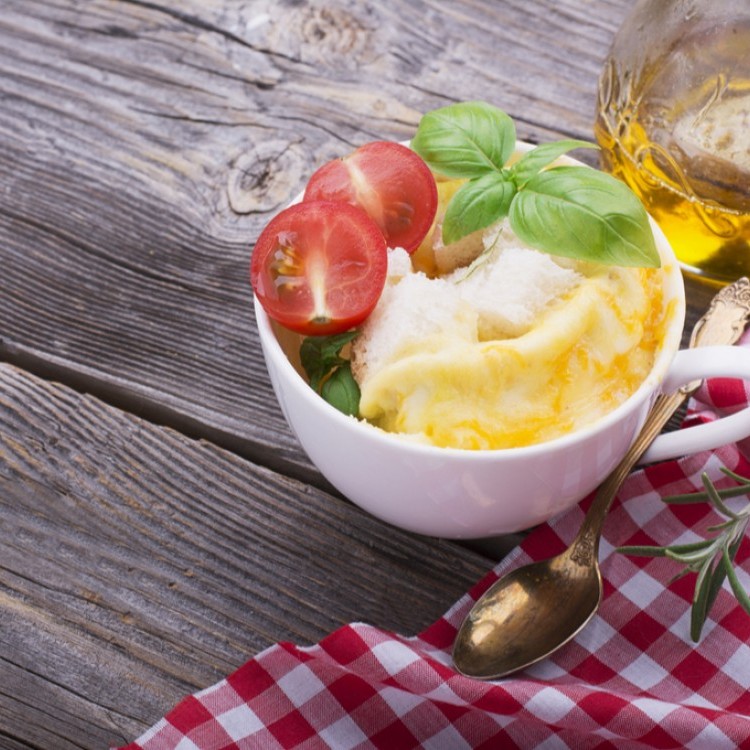 بيض بالمايكرويف مع الفطر والجبن لفطور مثالي