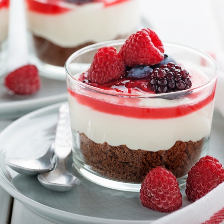 حلى كيك الشوكولاتة بالكريمة والتوت