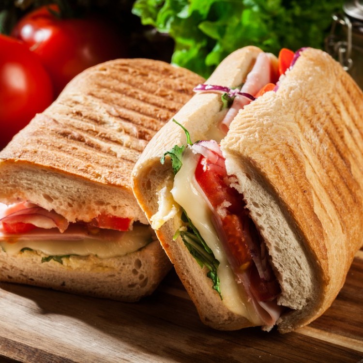 cf33c959f369edec3a3300cf48d824cc_w750_h750 ساندويش الجبن السويسري بالطماطم والجرجير للفطور