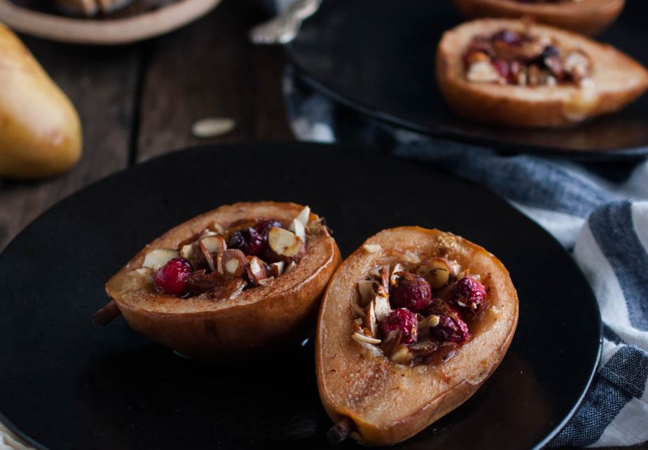 d8a3d8acd8a7d8b5-d985d8b4d988d98a-d985d8b9-d8a7d984d985d983d8b3d8b1d8a7d8aa-d988d8a7d984d982d8b1d981d8a9 أجاص مشوي مع المكسرات والقرفة