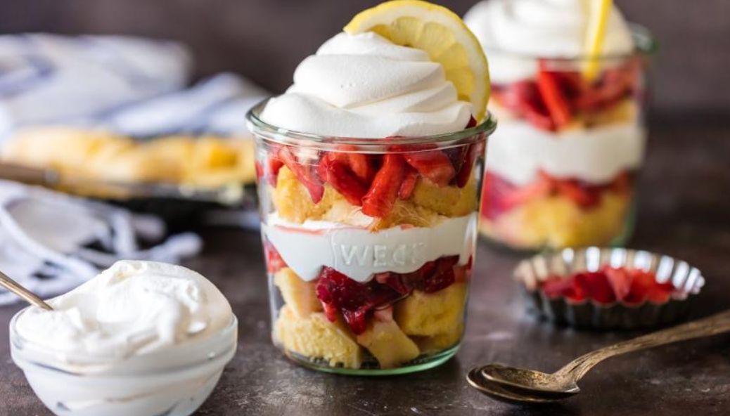 ترايفل الفاكهة والكيك