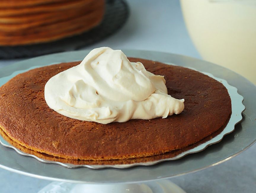 d8aad8b7d8a8d98ad982-d8b7d8a8d982d8a7d8aa-d8a7d984d983d98ad983-d985d8b9-d988d8b6d8b9-d983d985d98ad8a9-d8acd98ad8afd8a9-d985d986-d8a7d984d983d8b1d98ad985d8a9-d983d98ad983d8a9-d8a7d984d8b9d8b3d984 تطبيق طبقات الكيك مع وضع كمية جيدة من الكريمة كيكة العسل