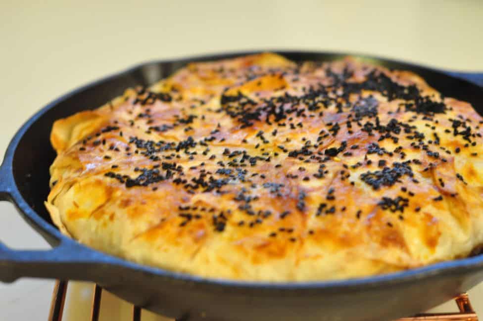 d8b5d98ad986d98ad8a9-d8a7d984d981d8b7d98ad8b1d8a9-d8a7d984d8aad8b1d983d98ad8a9-d8a8d8a7d984d8acd8a8d986d8a9 صينية الفطيرة التركية بالجبنة