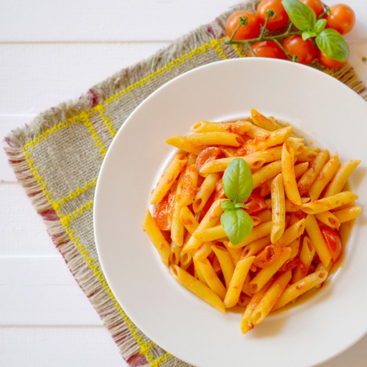 مكرونة سريعة بالطماطم