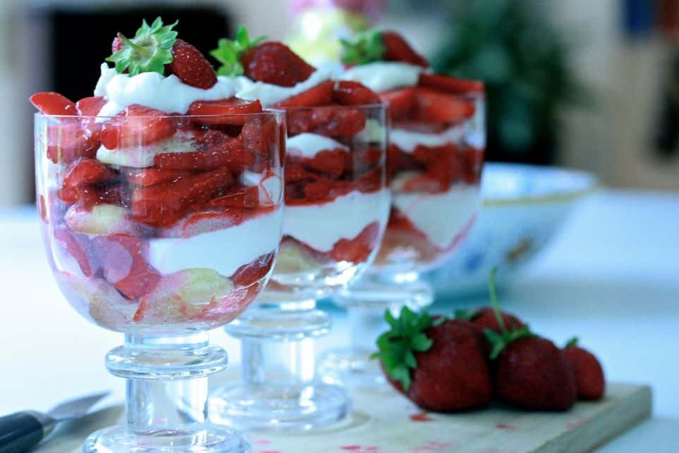 d8b7d8b1d98ad982d8a9-d8b9d985d984-d8a7d984d8aad8b1d8a7d98ad981d984-d8a8d8a7d984d8a8d8b3d983d988d98ad8aa-d985d8b9-d8a7d984d981d8b1d8a7d988d984d8a9 طريقة عمل الترايفل بالبسكويت مع الفراولة