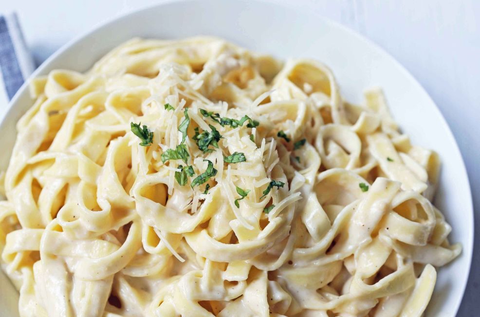 d8b7d8b1d98ad982d8a9-d8b9d985d984-d8a7d984d981d98ad8aad988d8aad8b4d98ad986d98a-d8a3d984d981d8b1d98ad8afd988-d8a8d8a7d984d8acd8a8d986d8a9-d988d8a7d984d8b2d8a8d8afd8a9 طريقة عمل الفيتوتشيني ألفريدو بالجبنة والزبدة