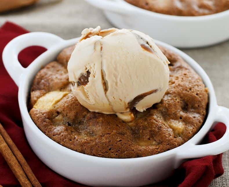 d8b7d8b1d98ad982d8a9-d8b9d985d984-d983d98ad983d8a9-d8a7d984d8aad981d8a7d8ad-d8a8d8a7d984d982d8b1d981d8a9-d8a8d8a7d984d985d8a7d98ad983d8b1d988d98ad981 طريقة عمل كيكة التفاح بالقرفة بالمايكرويف