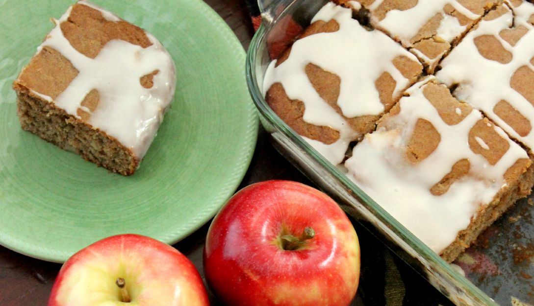 d8b7d8b1d98ad982d8a9-d8b9d985d984-d983d98ad983d8a9-d8a7d984d8b2d8a8d8a7d8afd98a-d985d8b9-d8a7d984d8aad981d8a7d8ad طريقة عمل كيكة الزبادي مع التفاح