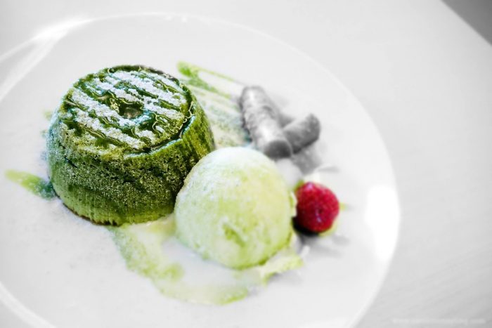 d983d98ad983d8a9-d8a7d984d8a8d8b1d983d8a7d986-d8a8d8a7d984d8b4d8a7d98a-d8a7d984d8a3d8aed8b6d8b1-e1483164204619 كيكة البركان بالشاي الأخضر