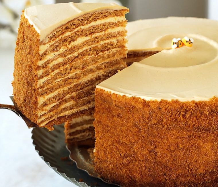 d983d98ad983d8a9-d8a7d984d8b9d8b3d984-d8a7d984d8b1d988d8b3d98ad8a9-d8a7d984d985d8b0d987d984d8a9-medovik-torte-d988d8a7d984d8aad98a-d984d986-d8aad8aad8b0d988d982-d985d8abd984d987d8a7-d8a3d8a8d8afd98bd8 كيكة العسل الروسية المذهلة Medovik Torte والتي لن تتذوق مثلها أبدًا