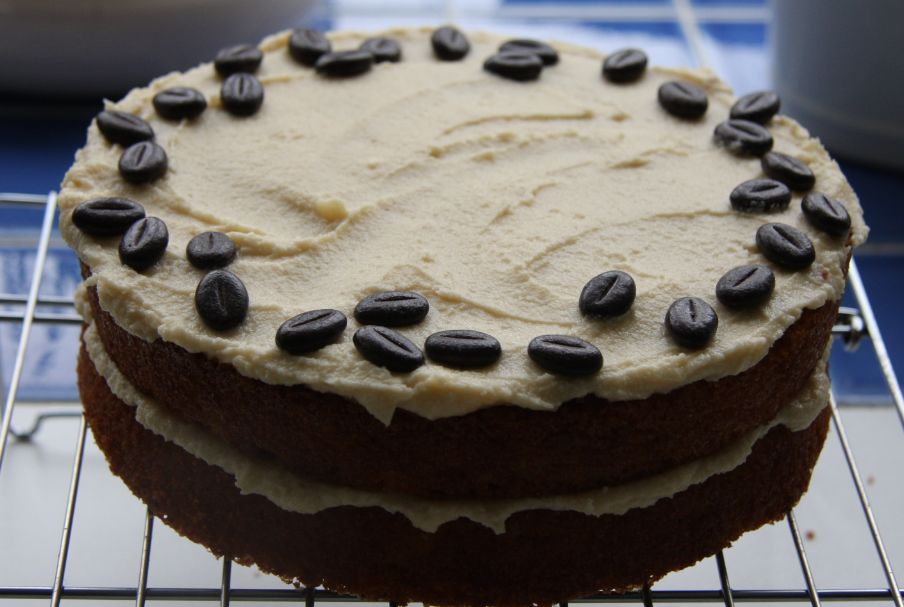 كيكة النسكافيه الإسفنجية مع كريمة الزبدة بالقهوة