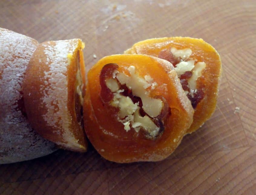 مشمش بالجوز