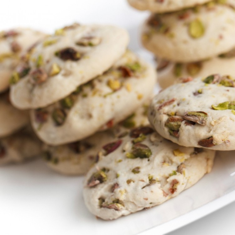 كوكيز بالفستق الحلبي وماء الورد