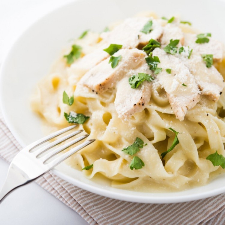 فتوشيني بالدجاج والكريمة