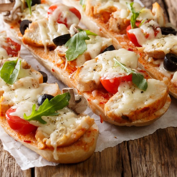 بيتزا الدجاج بالخبز الفرنسي