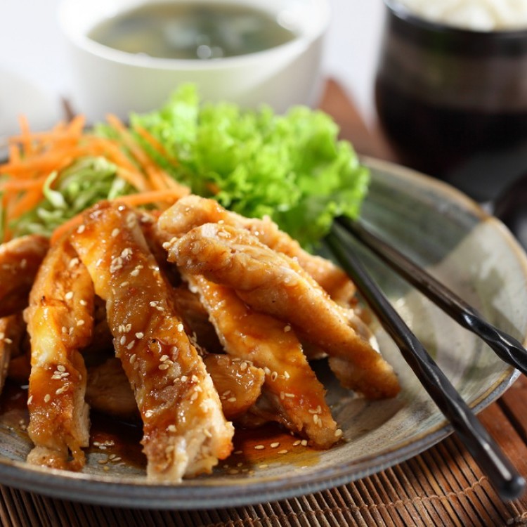 دجاج ترياكي بالسمسم والصوص