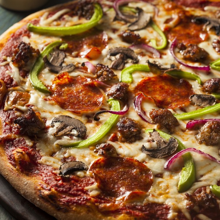 بيتزا بالسجق