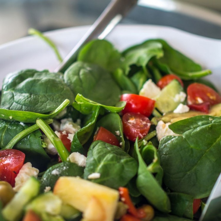 ea8f9e34ded9c9be38bd48b51170eabb_w750_h750 سلطة السبانخ بالطماطم والحمص