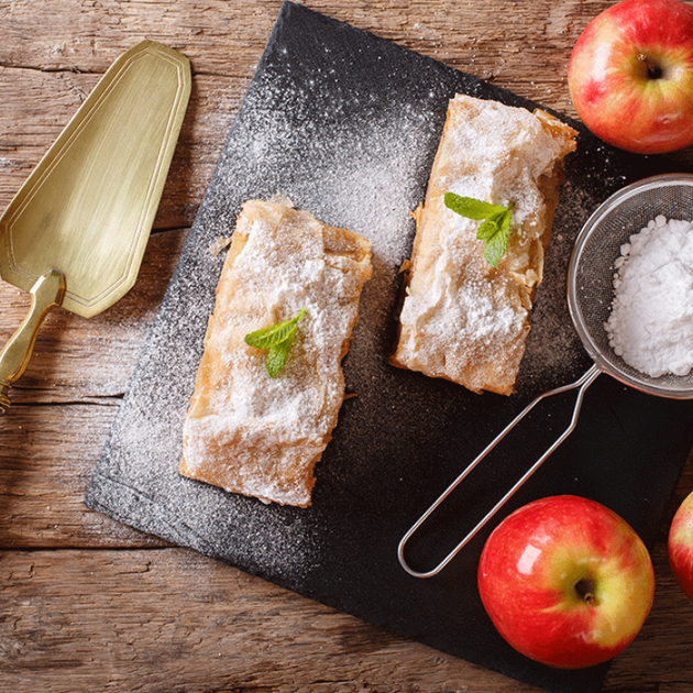 فطيرة التفاح بالجوز والزبيب