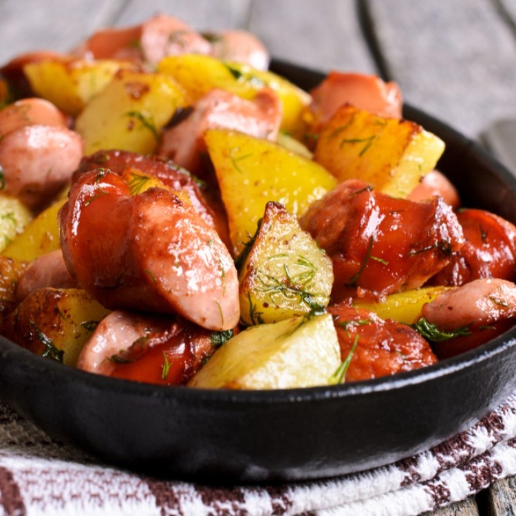 صينية بطاطس بالسجق