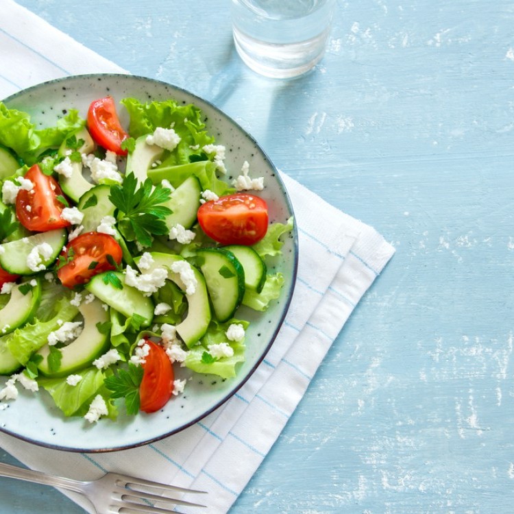 سلطة الأفوكادو بالخضار والجبن