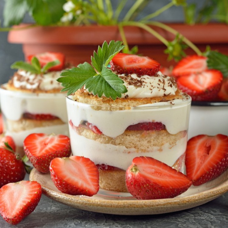 f689843046bb0da5616222c1a56ad994_w750_h750 حلى طبقات الكيك والفراولة