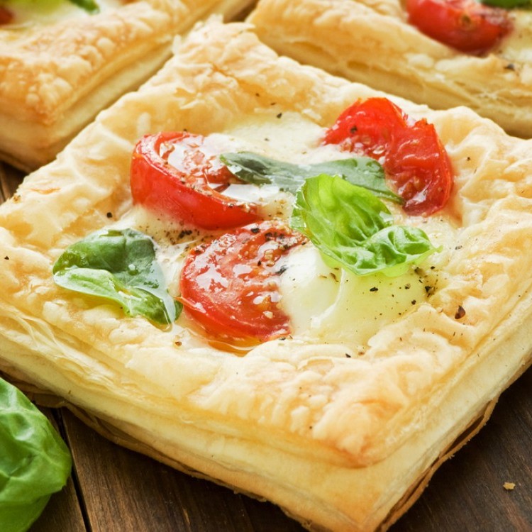 f7045270bcc0046077a05998124fcae6_w750_h750 فطائر جبن التشيدر مع الطماطم للسحور