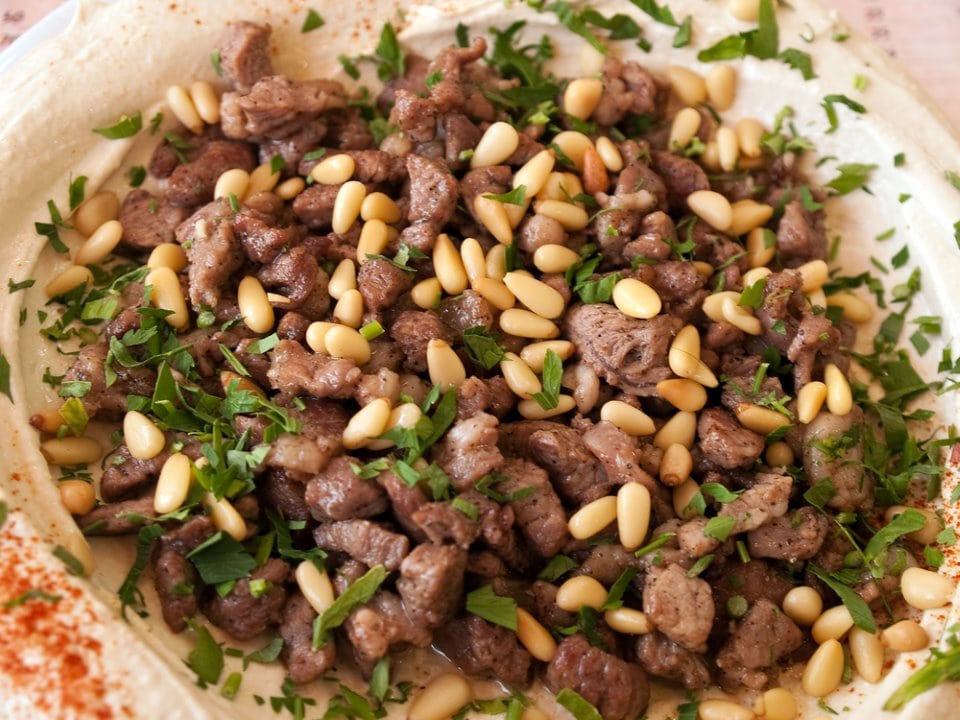 صورة للحمص بالشاورما