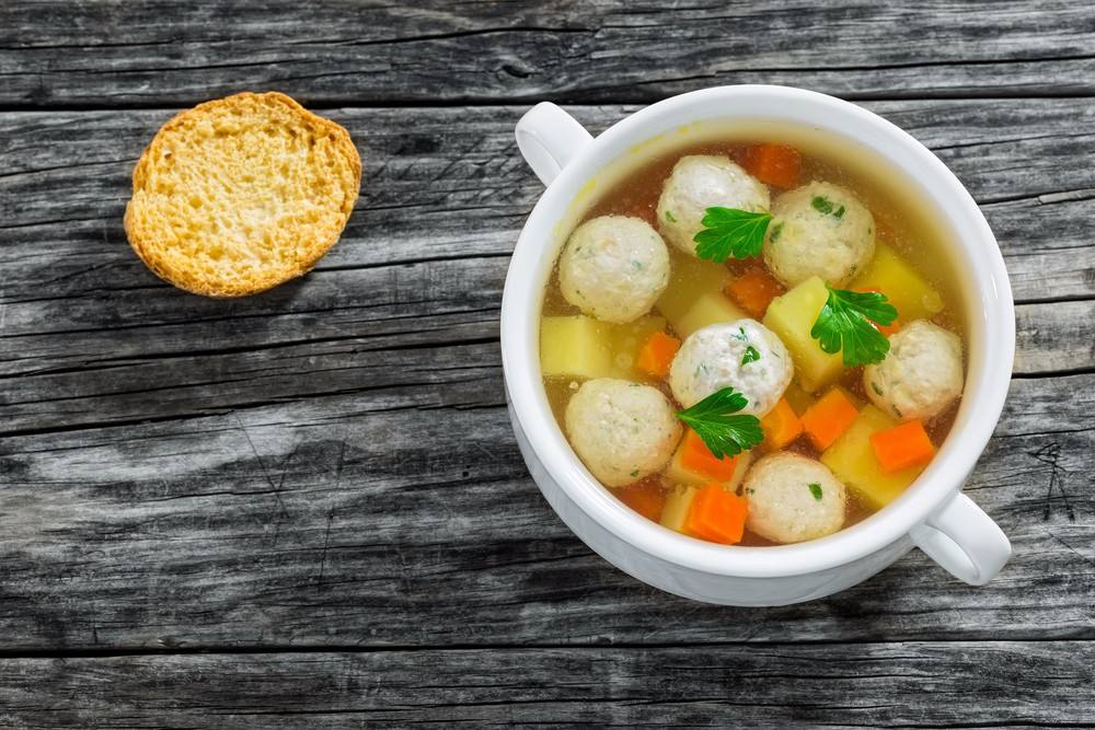 طريقة عمل شوربة كرات الدجاج بالخضار https://ouklat.com/wp-content/uploads/2020/04/3c7b1aea6b490d4b4a47df5a00f960b8f1e5367e-3.jpg