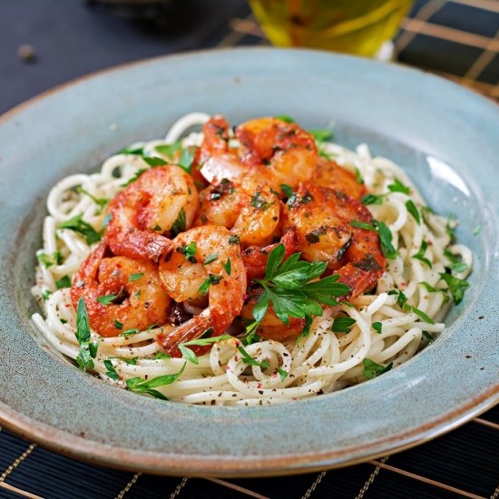 مكرونة مع الروبيان المحمر