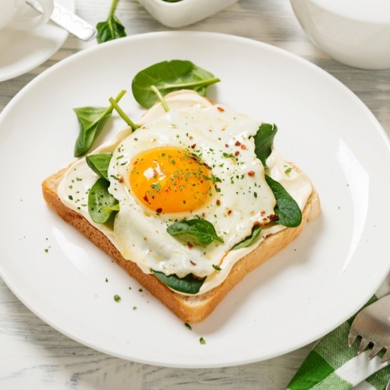 بيض عيون بالجبن للسحور