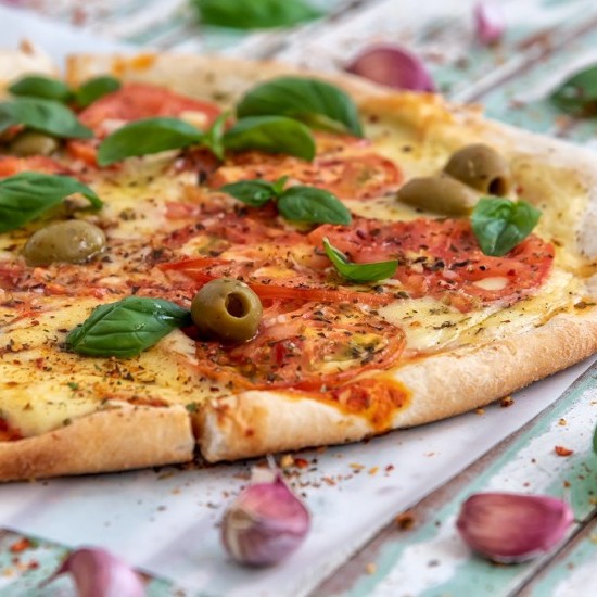 88438cda370608e6f6f699fe63834d72_w550_h550 البيتزا بالموزريلا والريحان