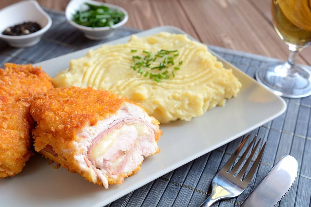 طريقة عمل كوردن بلو في الفرن https://ouklat.com/wp-content/uploads/2020/04/88672e4131d36c875bff5c9a419f4b4c5edf9753-3.jpg