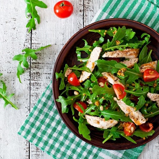 b3199eb5bc14f713d9e6c524706be908_w550_h550 سلطة الدجاج بالجرجير والطماطم الصحية