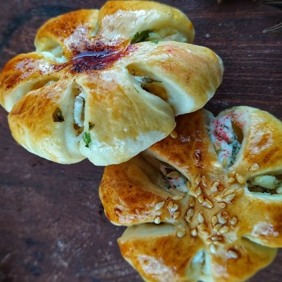 bce19268a4c32eba3700ab0caa4cba01_w550_h550 فطائر الجبن بالزيتون والنعنع للسحور