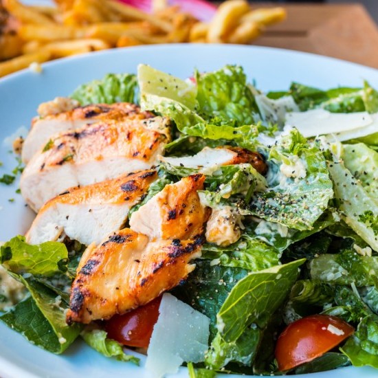 0b32e53176fcfa88595119e8728003d2_w550_h550 سلطة الدجاج بجبن البارميزان للسحور