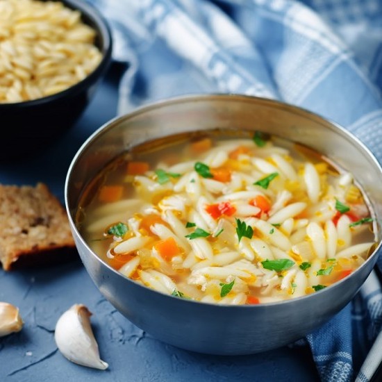 شوربة لسان العصفور بالطماطم