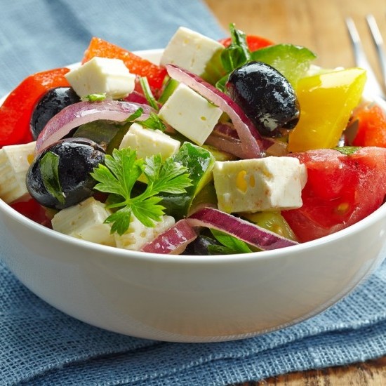 fe2323e6ec182e50444b9ff86c0e6ba0_w550_h550 سلطة يونانية على طريقة المطاعم