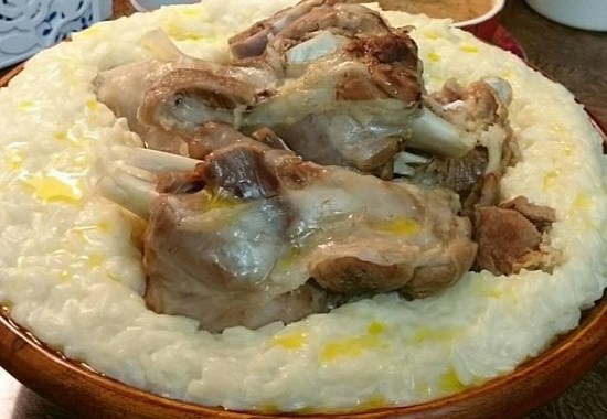 سليق باللحم والحليب في قدر الضغط