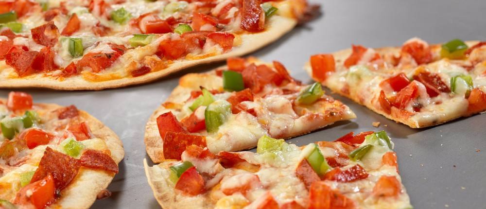 طريقة عمل بيتزا البيبروني بخبز التورتيللا https://ouklat.com/wp-content/uploads/2021/04/019648236ffa7ee8cc7628cb3b5a36aaea523a44-2.jpg