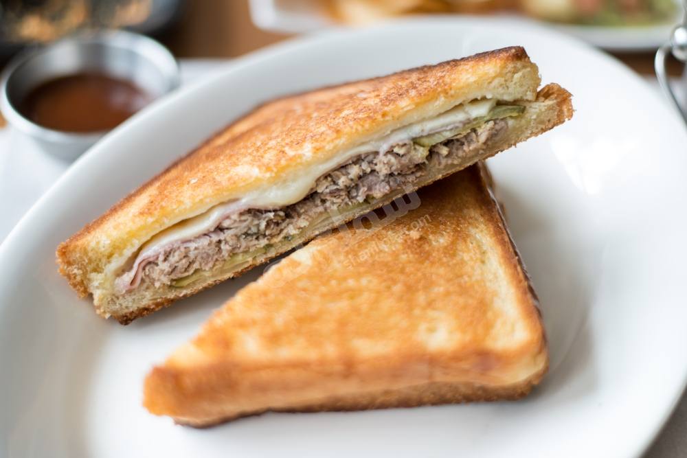 طريقة عمل سندويشات تونة ميلت https://ouklat.com/wp-content/uploads/2021/04/0da2579d6a09d416bb2231684d351944fc7403d3-2.jpg