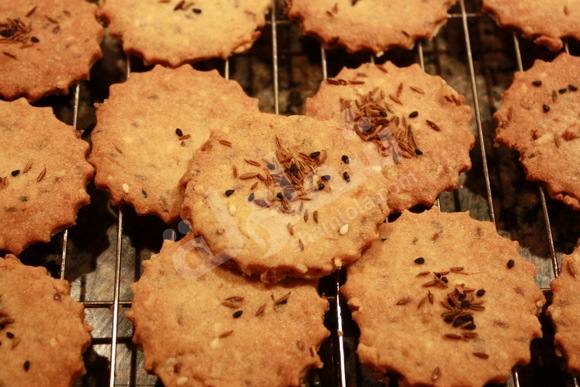 طريقة عمل البسكويت بالكمون https://ouklat.com/wp-content/uploads/2021/04/984452dda9a720fead359ba6d53298f53710b7de-2.jpg