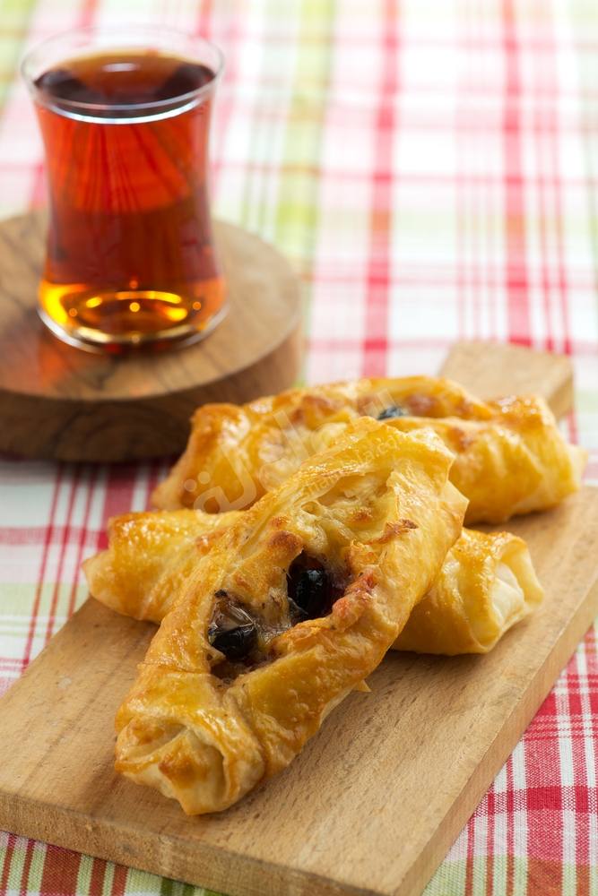 طريقة عمل فطائر الزيتون التركية https://ouklat.com/wp-content/uploads/2021/04/a33a46fea718d12c40c648f495ef49874407a0a3-2.jpg